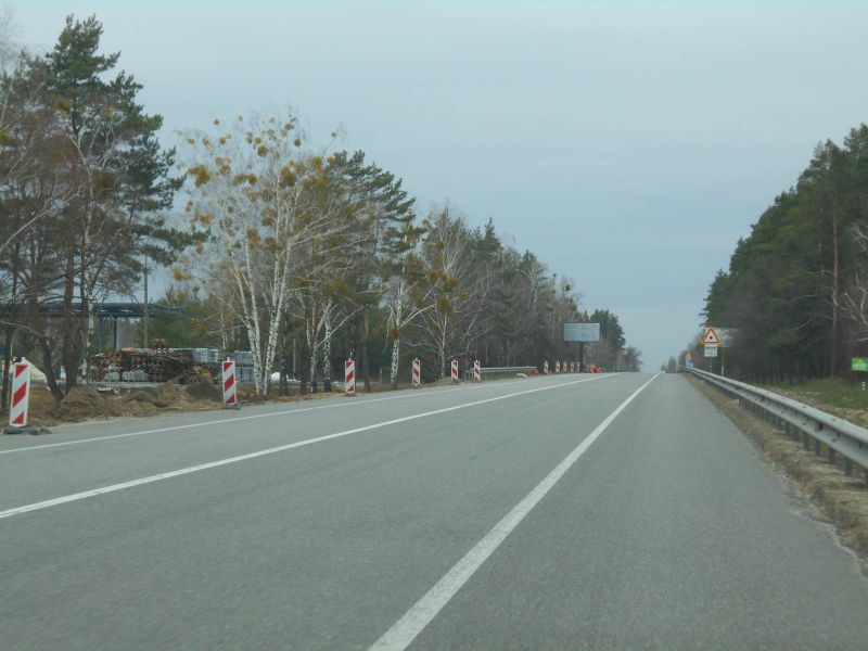 Billboard Vorzel,  smt. Vorzel', trasa M-07 "Kiiv-Kovel'", km 33+890 livo, cerez 790m pisla povorotu do restoranu "Skiper", za 490m do avtobusnoi zupinki, za 560m do povorotu na st. Parkova