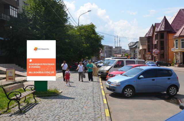 Citylight Tyachiv,  st. Nezaleznosti, centr mista, bila strahovoi kompanii Acsa ta magazinu Milenium, avtobusni zupinki, velikij potik pisohodiv