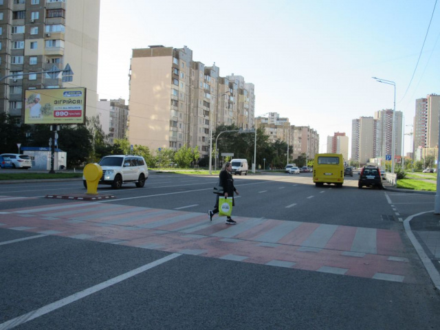 Billboard Kyiv,  Miloslavs'ka st., 29 (AZS OKKO, TC Kvadrat, TC Koral, Sil'po), na peretini z st. Onore de Bal'zaka, v napramku Raduns'ka st.
