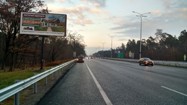 Billboard Kyiv,  Бориспільська траса, навпроти  ресторану "Козацький стан" (межа міста, стелла Києва,  будівельний супермаркет Нова Лінія). 1,5 км до Харківської площі. Електроопора № 16 (в районі 19 км 200 м), у напрямку до Борисполя