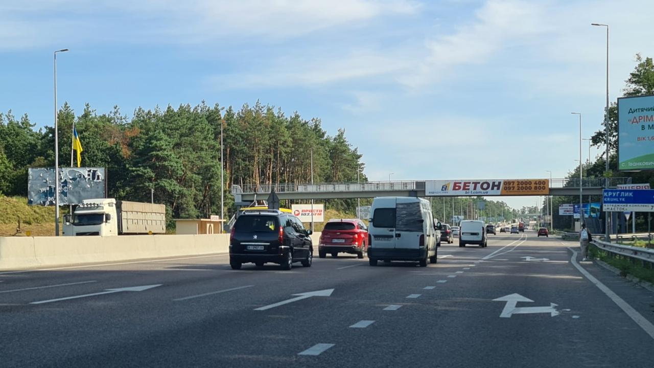 Billboard Vita-Poshtova,  M-05.Odessa Kiev Vita Poctovaa na svetofore vyezd s Kruglika 19 km. (B)