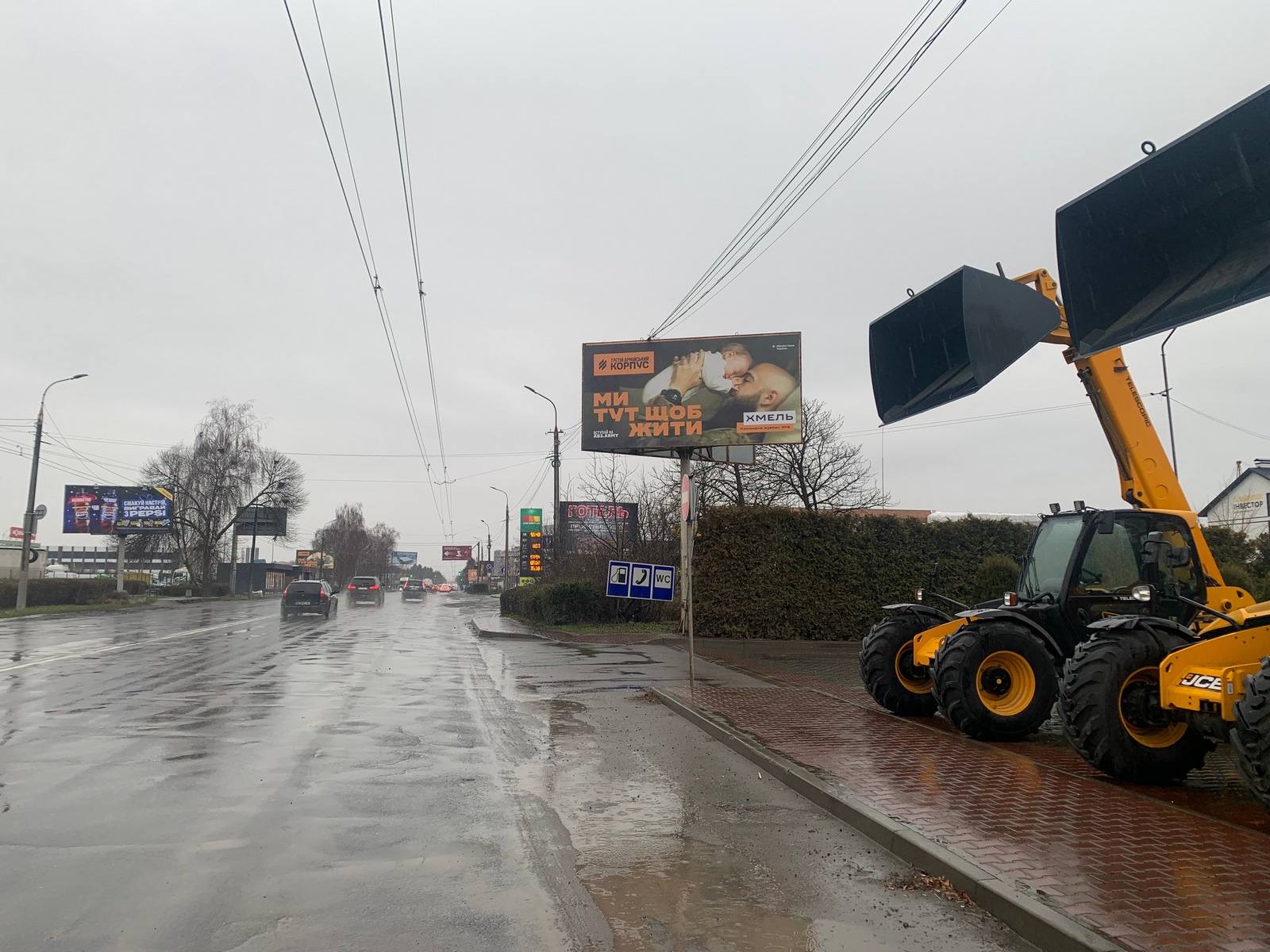 Billboard Lutsk,  Rivnens'ka/Okruzna_kil'ce bila Epicentru_v'izd v misto