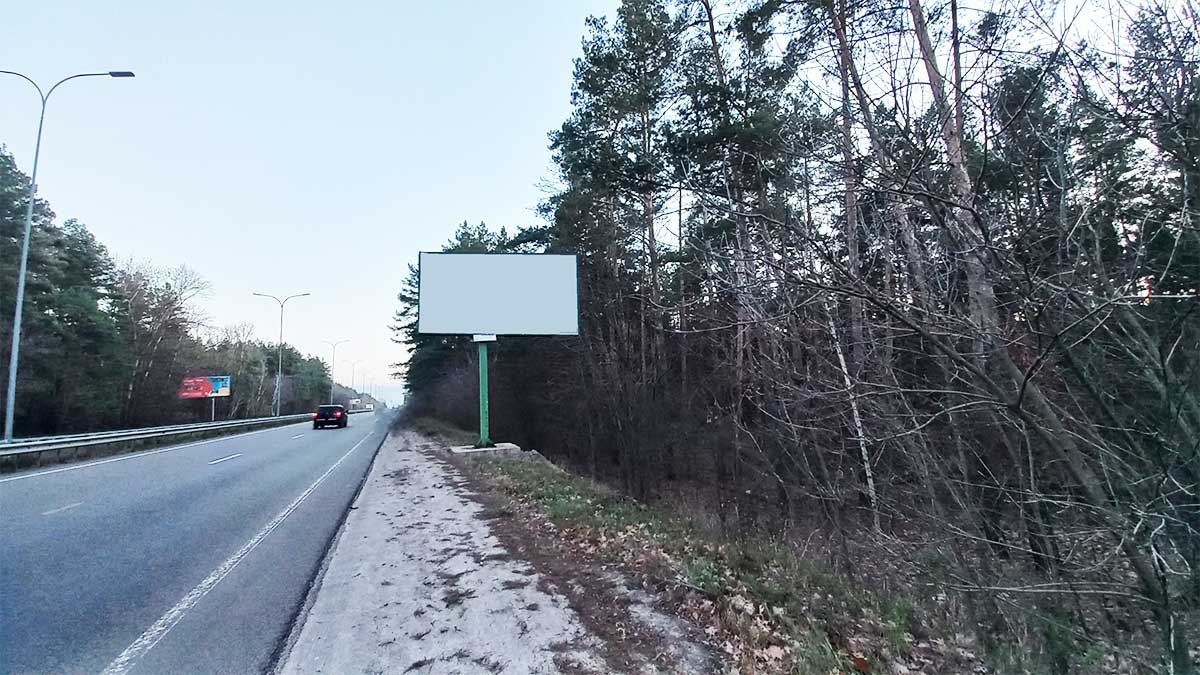 Billboard Vishgorod,  m.Visgrod, 1200 m pisla povorotu z avtomobil'noi dorogi R-02 "Kiiv-Ivankiv-Ovruc" na avtomobil'nu dorogu R-69 "Kiiv-Visgorod-Desna-Cernigiv", v napramku st.Bogatirs'koi, m. Kiiv, pravoruc