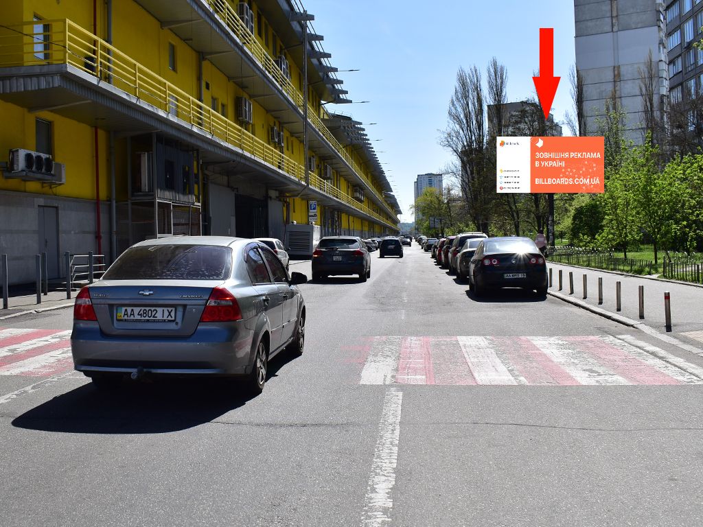Prismatron, prism Kyiv,  Obolons'kij av., 15, bila TRC "Dream Town", v storonu st. m. "Obolon'"