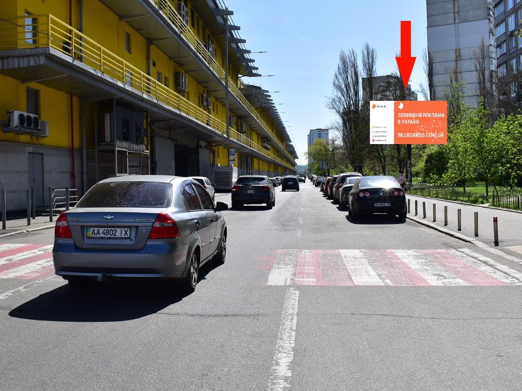 Prismatron, prism Kyiv,  Obolons'kij av., 15, bila TRC "Dream Town", v storonu st. m. "Obolon'"