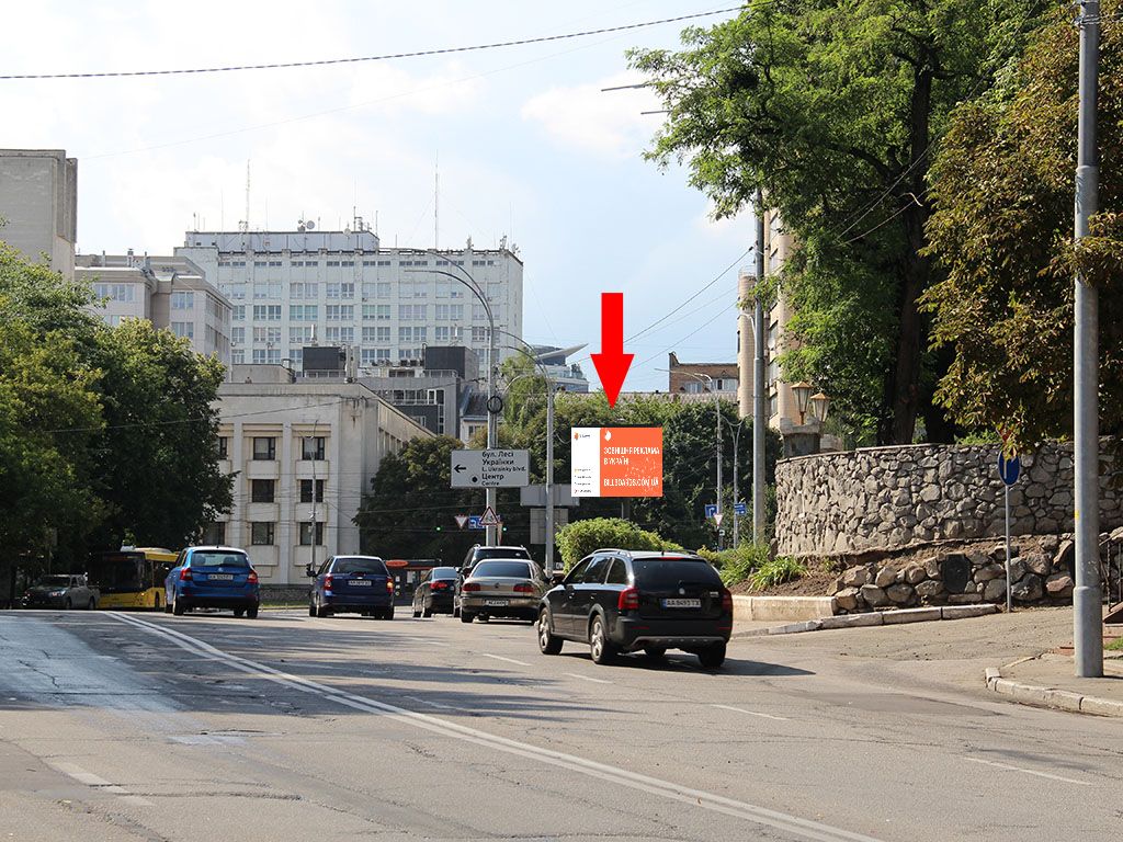 Video billboard Kyiv,  Staronavodnic'ka st., 1/45 / st. Almazova (kolis. st. Kutuzova), na svitlofori, v centr, (rolik 10 sek, 1 vihid/1,5 hvilini)