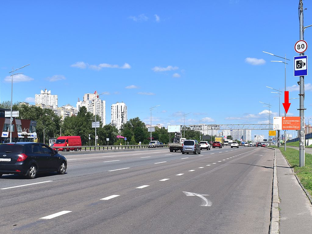 Prismatron, prism Kyiv,  Bazana av. 12, st. m. "Osokorki", bila supermarketu "Varus", v storonu st.m. "Poznaki", z centru