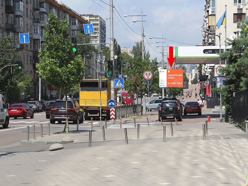 Video billboard Kyiv,  V. Vasil'kivs'ka st. (kolis. Cervonoarmijs'ka st.), 131, bila AZS "Amic", v storonu st. m. "Palac Ukraina", (rolik 10 sek, 1 vihid/1,5 hvilini)
