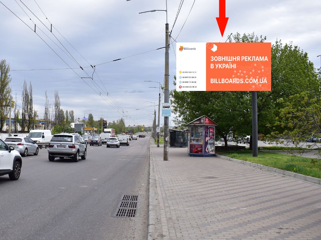 Video billboard Kyiv,  Lugova st. - Sim'i Kul'zenkiv st. (kolis. Degtarenka st.), bila TRC "Karavan", na svitlofori, v storonu Bogatirs'koi st., (rolik 10 sek, 1 vihid/1,5 hvilini)