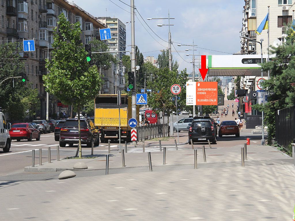 Video billboard Kyiv,  V. Vasil'kivs'ka st. (kolis. Cervonoarmijs'ka st.), 131, bila AZS "Amic", v storonu st. m. "Palac Ukraina", (rolik 10 sek, 1 vihid/1,5 hvilini)