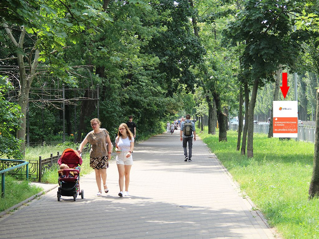 Citylight Kyiv,  Rusanivs'ka naberezna, 18, bila supremarketa "ATB", v storonu Rusanivs'koi bul'varu