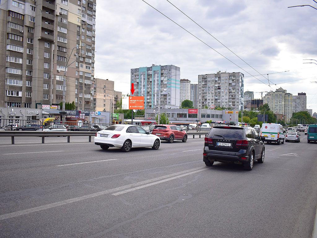 Billboard Kyiv,  Peremogi av. 106/2, bila supermarketiv "Sil'po", "Fokstrot", "Watsons", z centru