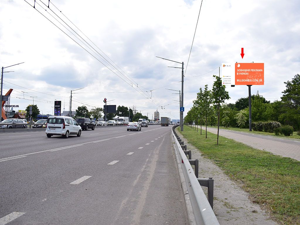 Prismatron, prism Kyiv,  Banderi av. (kolis. Moskovs'kij) - av. Geroiv Stalingrada, navproti TRC "Blockbuster Mall", v storonu st.m. "Pocajna"