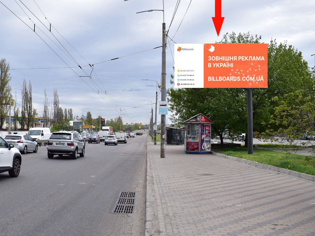 Video billboard Kyiv,  Lugova st. - Sim'i Kul'zenkiv st. (kolis. Degtarenka st.), bila TRC "Karavan", na svitlofori, v storonu Bogatirs'koi st., (rolik 10 sek, 1 vihid/1,5 hvilini)