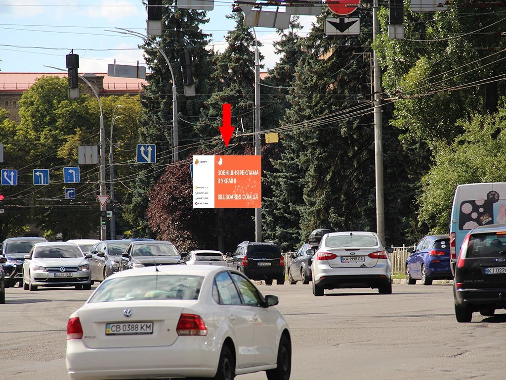 Video billboard Kyiv,  Solom'ans'ka pl., na svitlofori, v bik av. Povitranih Sil (kolis. av. Povitroflots'kij), (rolik 10 sek, 1 vihid/1,5 hvilini)