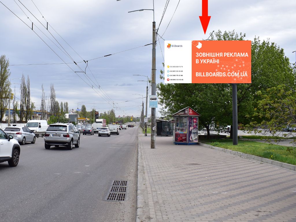 Video billboard Kyiv,  Lugova st. - Sim'i Kul'zenkiv st. (kolis. Degtarenka st.), bila TRC "Karavan", na svitlofori, v storonu Bogatirs'koi st., (rolik 10 sek, 1 vihid/1,5 hvilini)