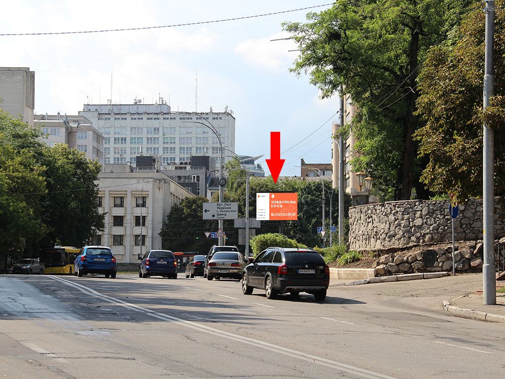 Video billboard Kyiv,  Staronavodnic'ka st., 1/45 / st. Almazova (kolis. st. Kutuzova), na svitlofori, v centr, (rolik 10 sek, 1 vihid/1,5 hvilini)