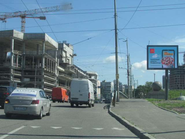 Video billboard Kyiv,  Миколи Міхновського бульвар - Деміївська площа,  (Розважальний центр "Рошен")