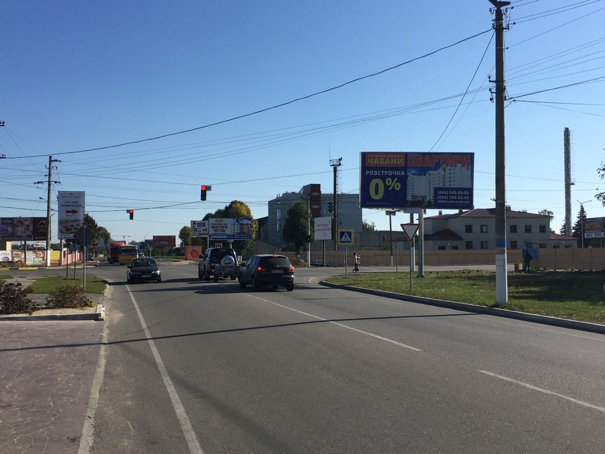 Billboard Novosilki,  st. Masinobudivnikiv/ st. Kiivs'ka, pered perehrestam, poruc "Traktir Zastava", Sadocok "Kocik", dorogi Cabani-Novosilki-Hotiv