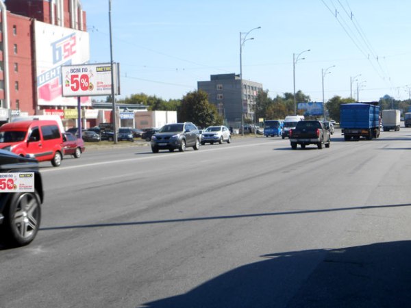 Prismatron, prism Kyiv,  st. Bratislavs'ka, 52, TC "B-52", "MEBLI B-52", Avtomagazin "ATL", Restoran "CHOICE", Servisnij centr GSC MVS, ZK Twin House", po napramku "Epicentr", "Novus", v bik av. Lisovij, iz centr