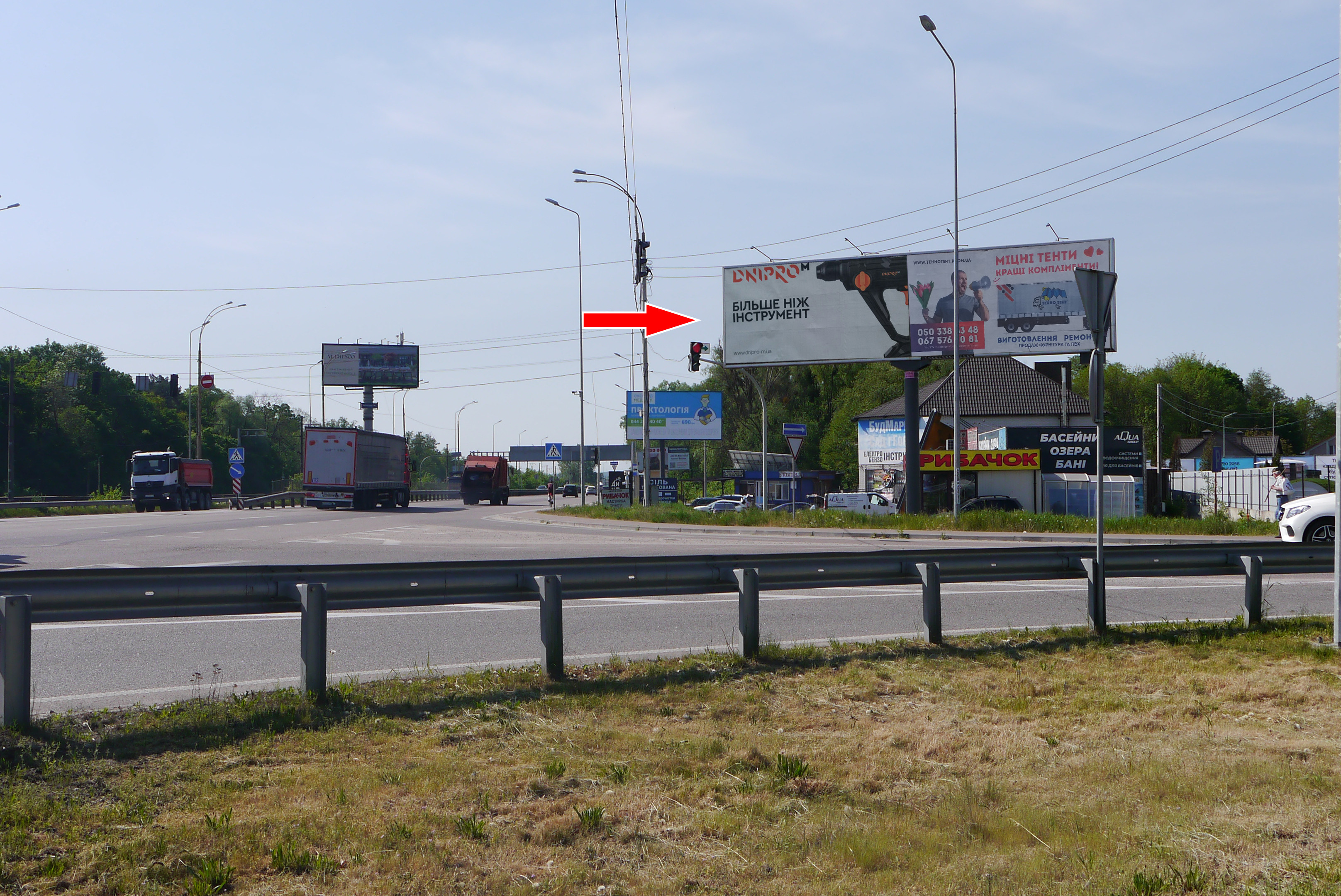 Призма Трассы Киева (Трассы Киева),  с. Лісникі, Новообухівське шосе / вул. Ватутіна, на світлофорі (біля ресторану "МакДональдс") в напрямку Обухова права. Можливо як 12х3