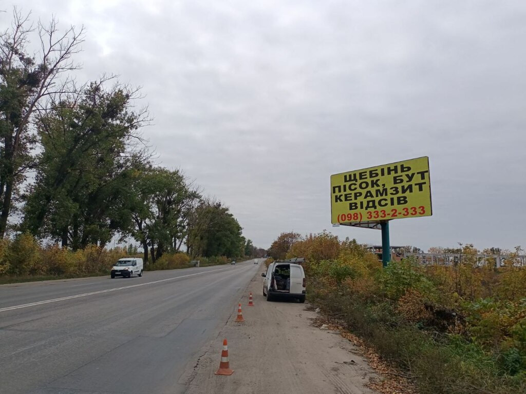 Billboard Svyatopetrivske,  s. Svatopetrivs'ke, avtodoroga Visneve-Boarka (pivnicna)