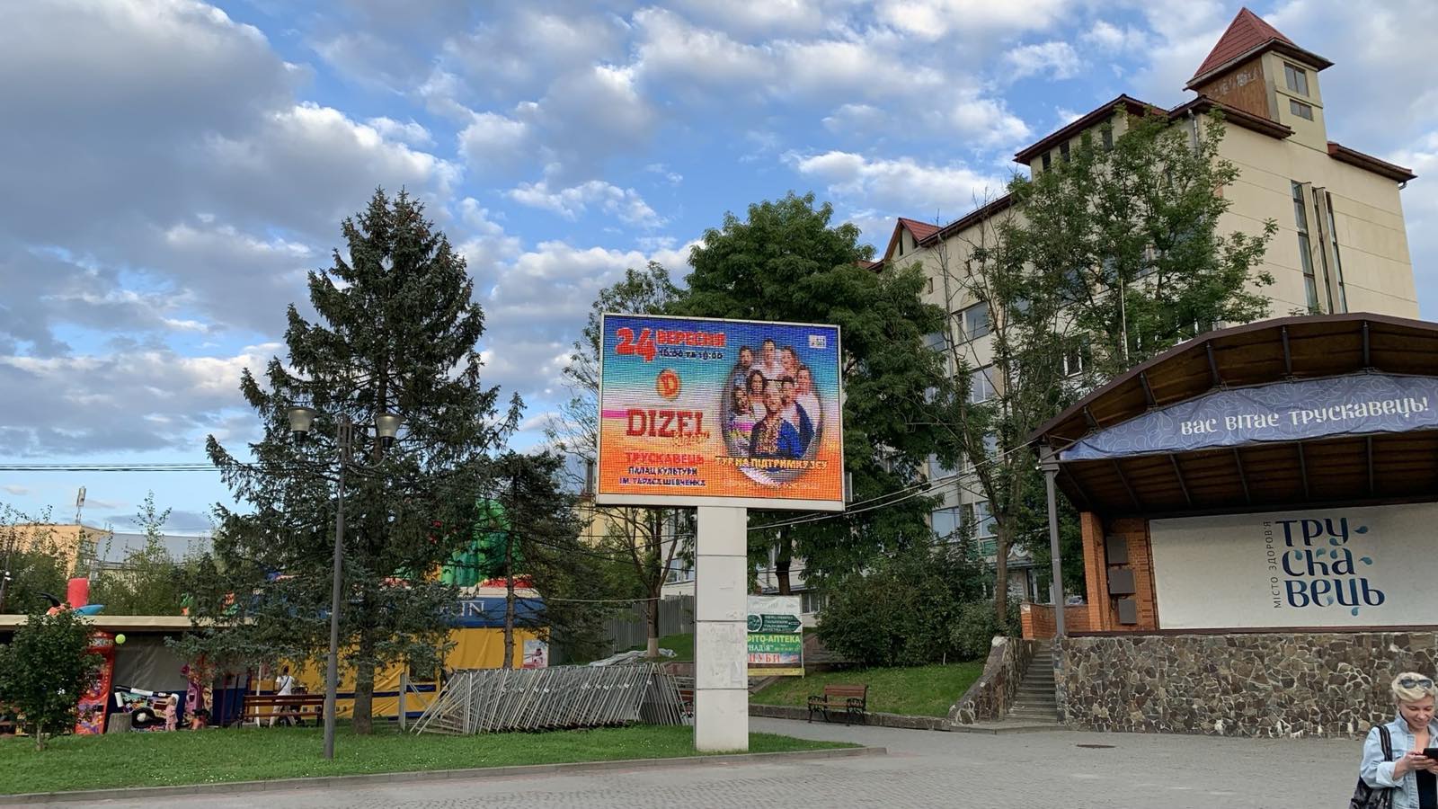 Video billboard Truskavets,  Майдан незалежності, біля центральної сцени