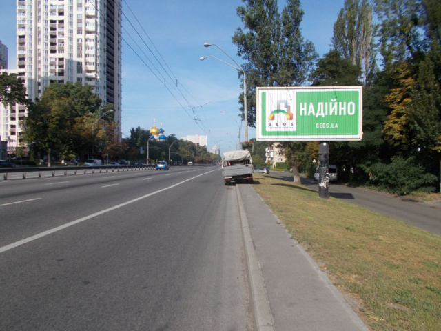 Prismatron, prism Kyiv,  Berestejskij (Peremogi) av.,120  -z centru (miz st.m.Svatosino i st.m.Zitomirs'ka)