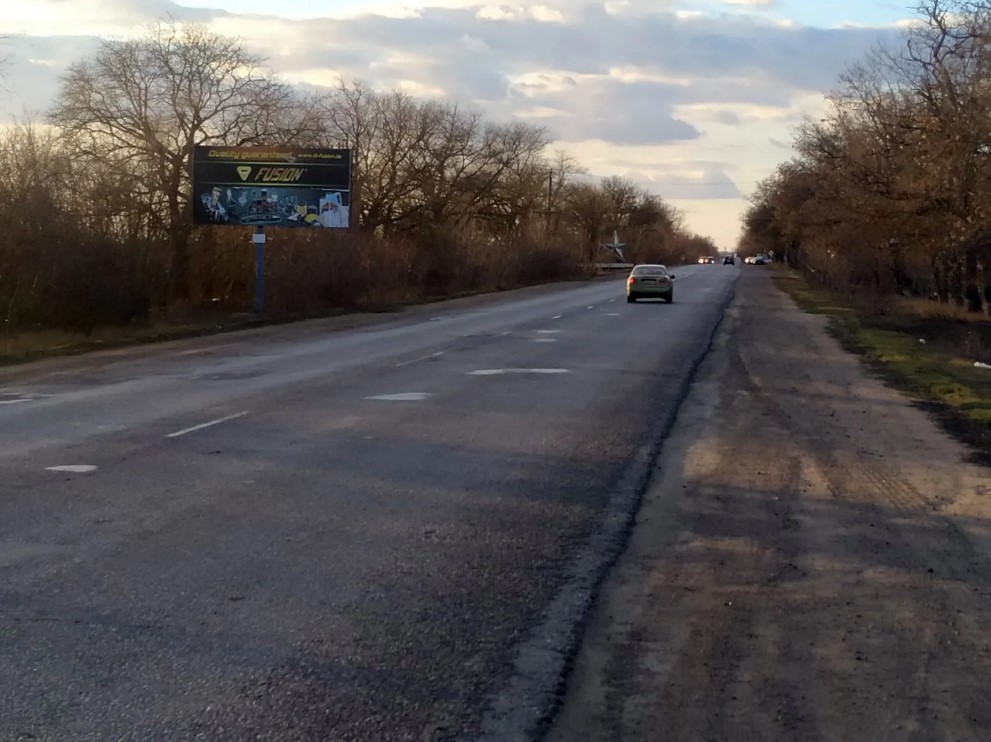 Billboard Odessa,  транспорт рухається від двох стовпів у сторону Кучурган