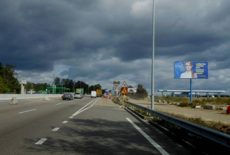 Billboard Kyiv,  s. Vita-Postova, trasa M-05 Kiiv-Odesa, km 17+985 livo, za 150m do AZS WOG, cerez 830m pisla povorotu na s. Vita-Postova (na st. Sadova)