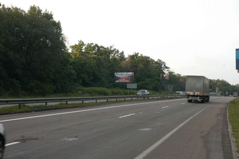 Billboard Kyiv,  s. Vita-Postova, trasa M-05 Kiiv-Odesa, km 18+015 livo, cerez 180m pisla AZS WOG, za 800m do povorotu na s. Vita-Postova (na st. Sadova)