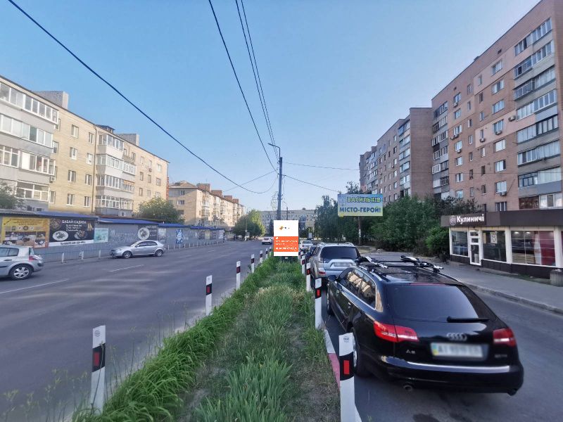 Citylight Vasylkiv,  m. Vasil'kiv, st. Dekabristiv, 1, bila avtobusnoi zupinki, cerez 100m pisla perehresta z st. Sevcenka ta magazinu "Eko-Market", za 125m do perehresta z st. Grusevs'kogo