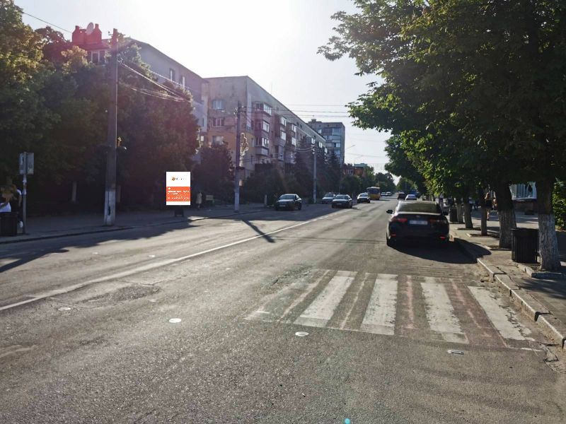 Citylight Vasylkiv,  m. Vasil'kiv, st. Grusevs'kogo, 21, bila magazinu "Sil'po" ta "COMFY", za 50m do povorotu na st. Gogola, za 100m do povorotu na st. Dekabristiv, cerez 125m pisla viddilenna PUMB ta avtobusnoi zupinki