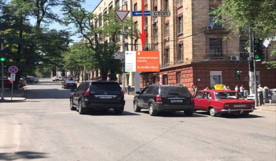 Scrolller, Scroll A in Dnipro (Dnipropetrovsk), 3.14х2.32  prosp. Dmitra Avornic'kogo - st. Mihajla Grusevs'kogo, na svitlofori, ruh z centru vgoru v napramku prosp. B.Hmel'nic'kogo - 181505 Photo 1