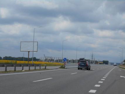 Billboard B in Brovary Trasa M-01 "Kiiv-Cernigiv-Novi Arilovici", km 24+600 pravo, ob'izd m. Brovari, za 1.4km do peretinu st. Pereaslavs'kij Slah ta st. Lagunovoi, restoranu "Petrivs'kij Brovar" ta AZS OKKO, cerez 900m pisla povorotu na trasu R-03 (Pivnicno-Shidnij Photo 1