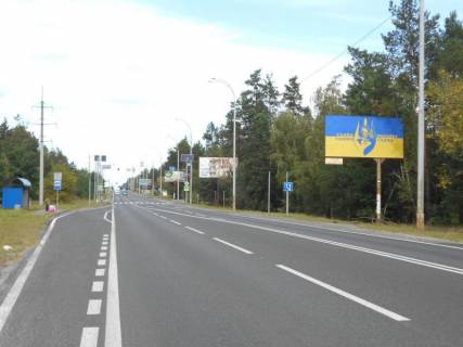 Billboard A in Kozin Конча-Заспа, траса Р-01, км 32+000 ліво, навпроти автобусної зупинки, за 100м до повороту на вул. Лобановського, за 400м до готелю "AlpenPark", за 750м до котеджного містечка "Хвойний Квартал", через 150м після повороту на с. П'ятихатки (вул. Photo 1