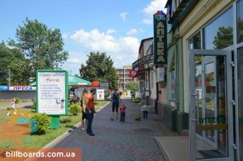 Citylight B in Tyachiv st. Nezaleznosti, centr mista, bila Eksim banku, naproti produktovogo magazinu ta redakcii Druzba, masove skupcenna ludej Photo 1