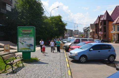 Citylight B in Tyachiv, 1.2x1.8  st. Nezaleznosti, centr mista, bila strahovoi kompanii Acsa ta magazinu Milenium, avtobusni zupinki, velikij potik pisohodiv Photo 1