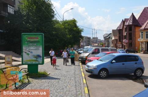 Citylight B in Tyachiv st. Nezaleznosti, centr mista, bila strahovoi kompanii Acsa ta magazinu Milenium, avtobusni zupinki, velikij potik pisohodiv Photo 1