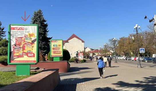 Citylight B in Tyachiv, 1.2x1.8  вул. Незалежності, центр міста, вхід біля Універмагу, Ексім банку, напроти продуктового магазину, масове скупчення людей Photo 1