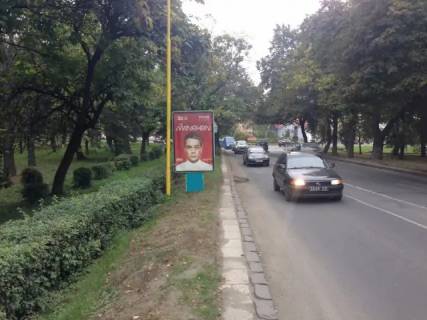 Citylight B in Uzhgorod, 1.2x1.8  m.Uzgorod st.Druzbi narodiv , bila parku Druzbi narodiv, zizd z transportnogo mostu, iz storoni 16-ti etazki Photo 1