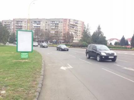 Citylight B in Uzhgorod, 1.2x1.8  m.Uzgorod st.Bogdana Hmel'nic'kogo, navproti got.Uzgorod, bila 16-ti poverhivki, krugovij ruh Photo 1