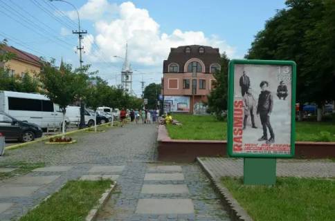 Citylight A in Tyachiv, 1.2x1.8  st. Nezaleznosti, bila Nadra, Koopinvest ta Indeks bankiv Photo 1