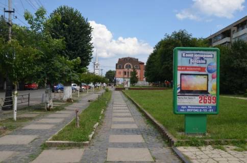 Citylight A in Tyachiv, 1.2x1.8  st. Nezaleznosti, bila Nadra, Koopinvest ta Indeks bankiv Photo 1