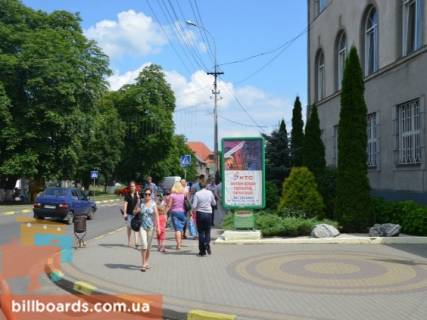 Citylight A in Tyachiv m. Taciv na rozi st. Nezaleznosti ta Zovtneva, , bila milicii Privat banku ta picerii Dol'ce Vita Photo 1