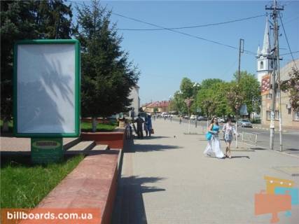 Citylight B in Tyachiv st. Nezaleznosti, centr mista, bila Eksim banku, naproti produktovogo magazinu ta redakcii Druzba, masove skupcenna ludej Photo 1