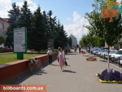 Citylight B in Tyachiv st. Nezaleznosti, centr mista, bila Eksim banku, kioskiv,  naproti produktovogo magazinu ta redakcii Druzba, masove skupcenna ludej Photo 1
