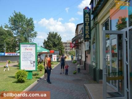 Citylight B in Tyachiv st. Nezaleznosti, centr mista, bila Eksim banku, naproti produktovogo magazinu ta redakcii Druzba, masove skupcenna ludej Photo 1