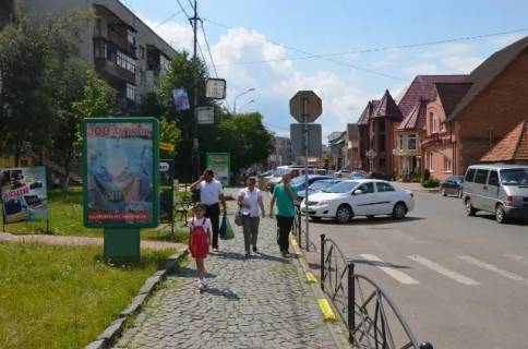 Citylight B in Tyachiv, 1.2x1.8  st. Nezaleznosti, centr mista, bila strahovoi kompanii Acsa ta magazinu Milenium, avtobusni zupinki, velikij potik pisohodiv Photo 1