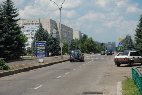 Citylight A in Yuzhnoukrainsk av. Nezavisimosti7, Magazin "ATB", raspolozen pered perekrestkom i pesehodnym perehodom. DK Photo